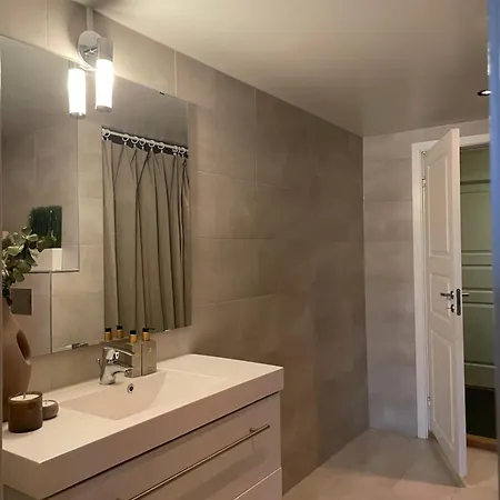 Spacious Near The City Center *